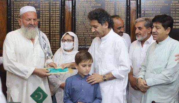 پی ٹی آئی نے لانگ مارچ میں جاں بحق کارکن کے اہلخانہ کو 90 لاکھ کا امدادی چیک دیدیا