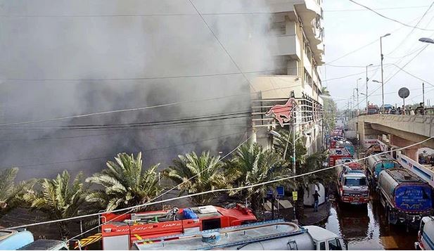 کراچی: سپر اسٹور میں لگی آگ چار روز بعد بھی مکمل طور پر بجھائی نہ جاسکی