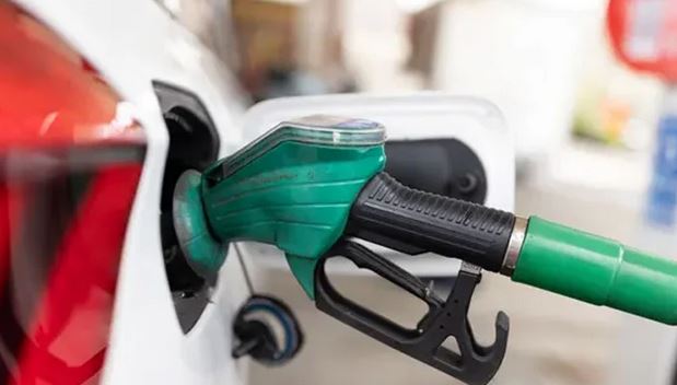 برطانیہ میں پیٹرول کی قیمت 17 سال کی بلند ترین سطح پر پہنچ گئیں