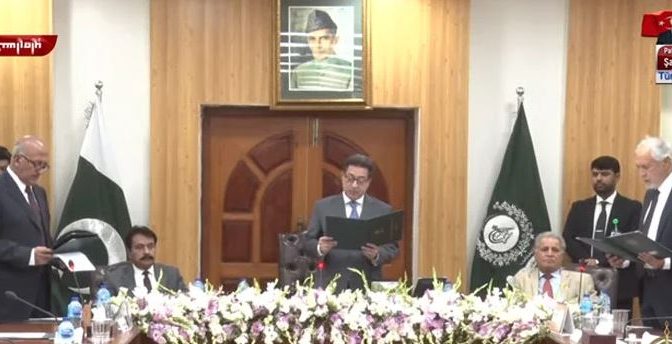 الیکشن کمیشن کے 2 نئے ممبران بابر بھروانہ اورجسٹس (ر) اکرام اللہ نے حلف اٹھا لیا