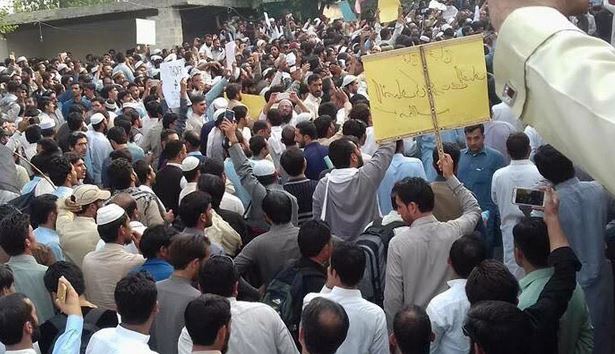 خیبر پختونخوا کے اساتذہ کا مطالبات کی منظوری کیلئے عمران خان کےگھرکے باہر احتجاج