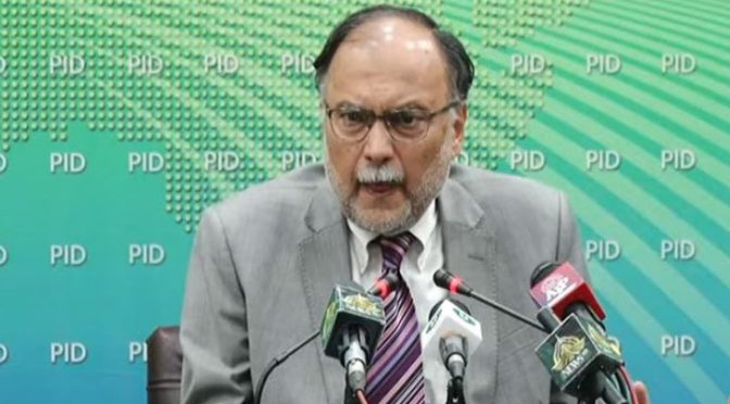 سبسڈی دینے کی پوزیشن میں نہیں، عمران خان ریاستی اداروں پر حملہ کر رہے ہیں: احسن اقبال