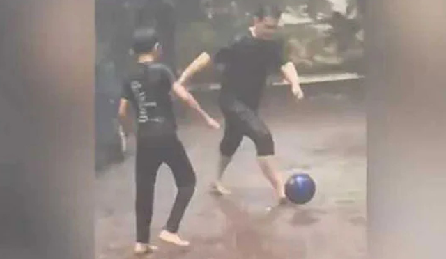 عامر خان کی تیز بارش میں بیٹے کے ساتھ فٹبال کھیلنے کی ویڈیو وائرل