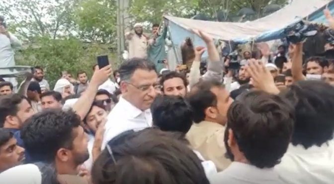کے پی کے اساتذہ نے بنی گالہ میں اسد عمر کی گاڑی روک لی:دیکھ کر خوشی اور تکلیف ہو رہی ہے، پی ٹی آئی رہنما