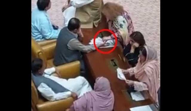 دوبارہ وزیراعلیٰ بننے کی خواہش، عثمان بزدار ہاتھ کی لکیریں دکھانے لگے