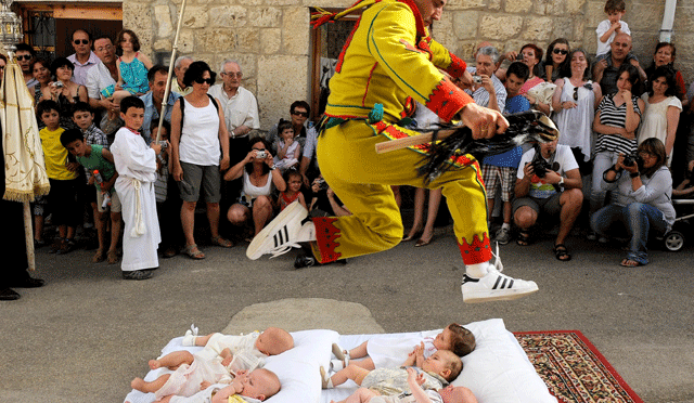 اسپین میں شیطان کا بچوں کو پھلانگنے کا تہوار شروع ہوگیا