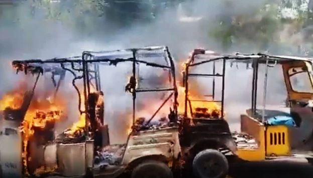پیٹرول کی قیمتیں بڑھنے پر احتجاج، ڈرائیورز نے اپنے 2 رکشوں کو آگ لگادی
