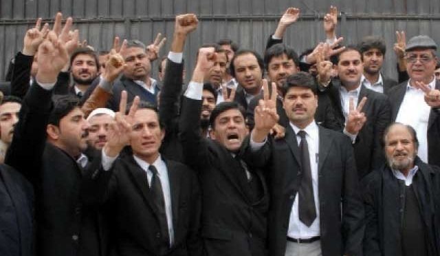پشاور میں وکیل پر تشدد کرنے والا ایڈیشنل اسسٹنٹ کمشنر معطل