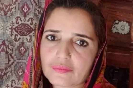 سندھ بلدیاتی انتخابات: مزدور کی بیٹی پی پی امیدوار کو ہرا کر توجہ کا مرکز