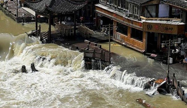 چین؛ صوبہ ہونان میں شدید سیلاب کے نتیجے میں 10 افراد ہلاک، 3 لاپتہ