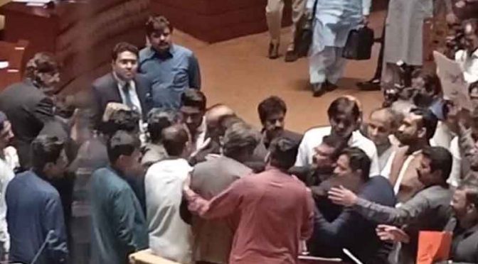 سندھ اسمبلی بجٹ اجلاس،حکومتی اور پی ٹی آئی اراکین لڑ پڑے، ایک دوسرے کو بجٹ کتابیں دے ماریں