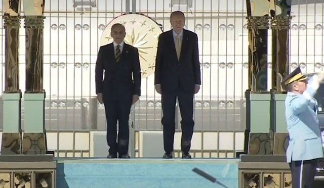 شہباز شریف کی ترک صدارتی محل میں آمد؛ طیب اردوان نے پُرتپاک استقبال کیا
