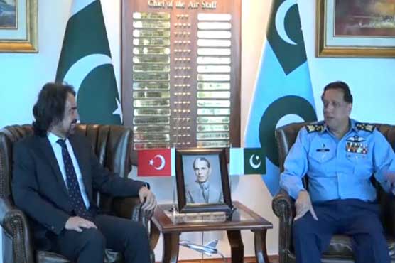 پاکستان میں تعینات ترک سفیر کی ایئر چیف ظہیر احمد بابر سے ملاقات