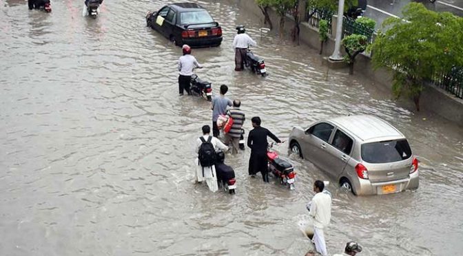 کراچی میں بارش کے باعث متعدد سڑکیں ٹریفک کیلئے مکمل بند