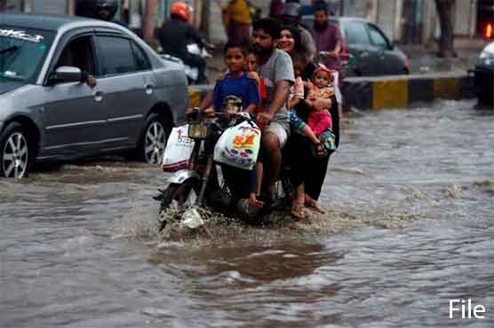 کراچی میں رات گئے بادل برس پڑے، صدر میں کئی سڑکیں، نشیبی علاقے زیر آب