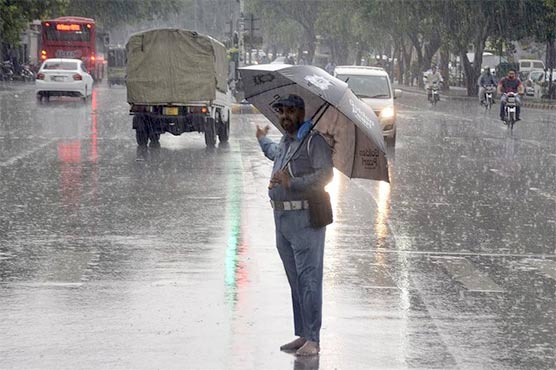 لاہور: مختلف علاقوں میں ہلکی اور تیز بارش، چھت گرنے سے 2 افراد جاں بحق