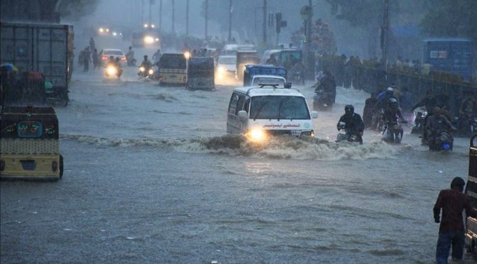 کراچی میں تیز بارش، کئی علاقے زیر آب آ گئے