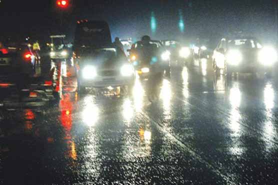 رات گئے کراچی کے مختلف علاقوں میں ہونیوالی بارش سے بیشتر علاقوں میں بجلی معطل