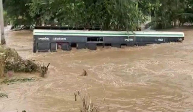 بھارت میں پکنک پوائنٹ پر بس سیلابی ریلے میں بہہ گئی؛ 9 ہلاک