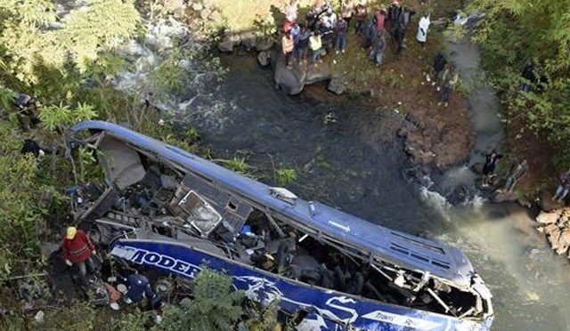 کینیا میں مسافر بس پل سے دریا میں جا گری، 34 افراد ہلاک