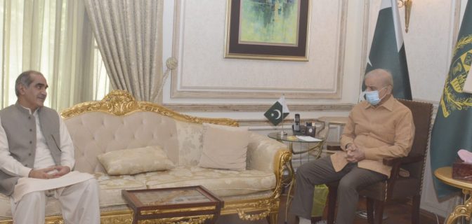 وزیرِاعظم شہباز شریف سے وفاقی وزیرریلوے و ہوابازی خواجہ سعد رفیق کی لاہور میں ملاقات