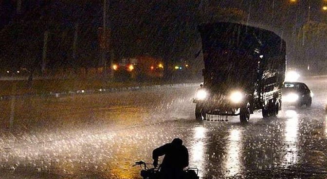 کراچی کے مختلف علاقوں میں تیز ہواؤں کے ساتھ بارش