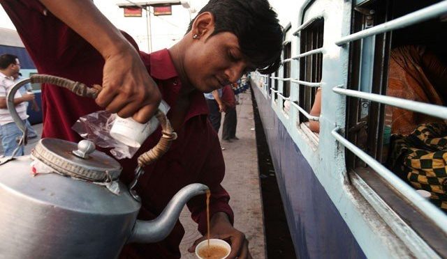 بھارت میں 20 روپے کے چائے کے کپ پر 50 روپے سروس چارجز