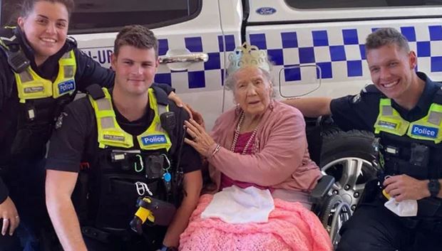 100 سالہ خاتون کی منفرد خواہش بالآخر پولیس اہلکاروں نے پوری کردی