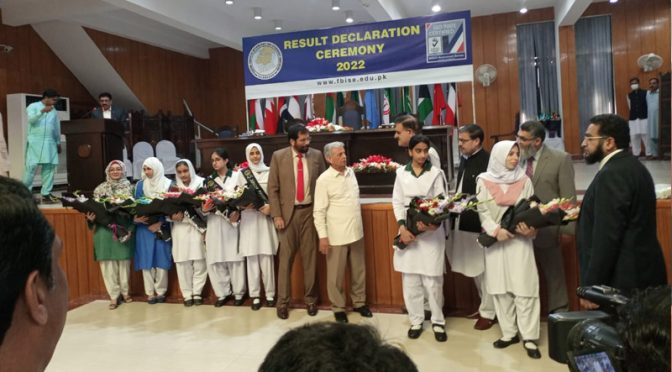 میٹرک کے نتائج: تمام پوزیشنز لڑکیاں لے اڑیں