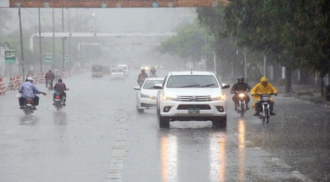 کراچی میں بارش اور ہواوں سے موسم سہانا