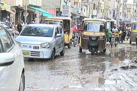 بارشوں نے کراچی انتظامیہ کا پول کھول دیا، سڑکیں ٹوٹ پھوٹ کا شکار، سفر کرنا عذاب