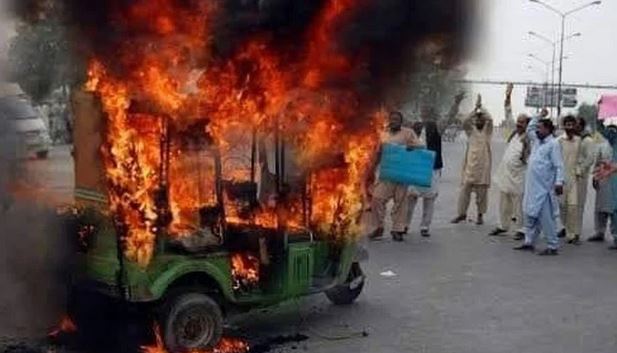 لاہور: چالان کرنے پر ڈرائیور نے رکشہ اور انسپکٹر کی موٹرسائیکل جلادی