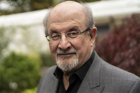 امریکا میں ملعون سلمان رشدی قاتلانہ حملے میں شدید زخمی