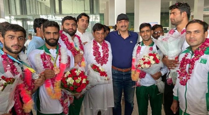 کامن ویلتھ گیمز: سلور میڈلسٹ زمان انور پاکستان پہنچ گئے