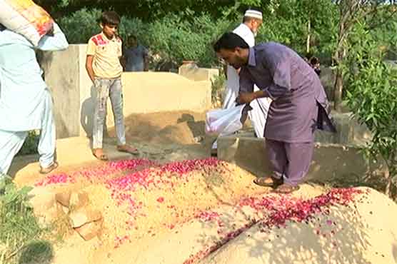 محرم الحرام میں عوام کی بڑی تعداد کی اپنے پیاروں کی قبروں پر حاضری