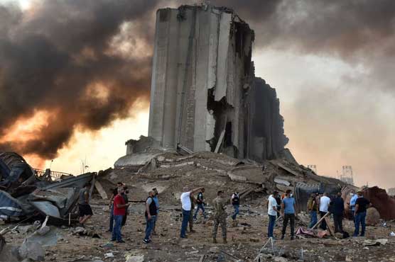 بیروت کی بندرگاہ پر دھماکے سے تباہ ہونیوالے گودام کا ڈھانچہ گر گیا