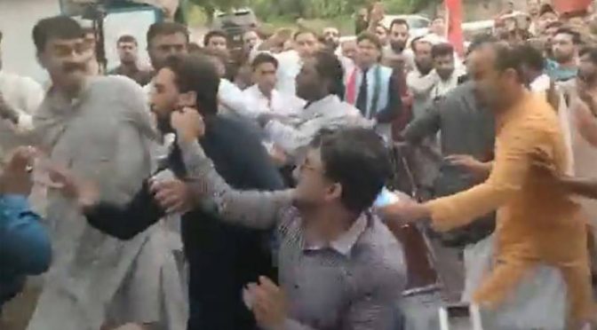 عمران خان کی رہائش گاہ کے باہر تحریک انصاف کے کارکنوں اور صحافیوں میں ہاتھا پائی