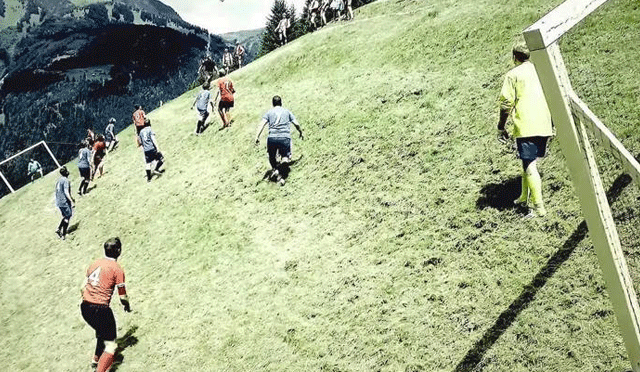 ایکسٹریم ایلپائن فٹبال: ترچھی پہاڑی پر فٹبال کھیلنے کا مشکل ترین مقابلہ
