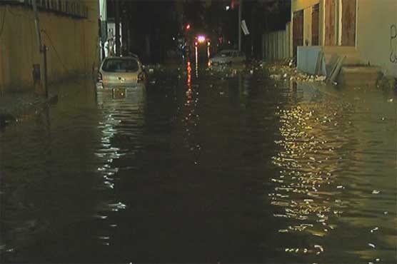کراچی: بارش کے بعد سڑکیں، گلیاں اور محلے تالاب کا منظر پیش کرنے لگے