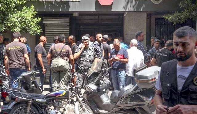 لبنان؛ رقم نہ دینے پر مسلح شخص نے بینک عملے اور صارفین کو یرغمال بنا لیا