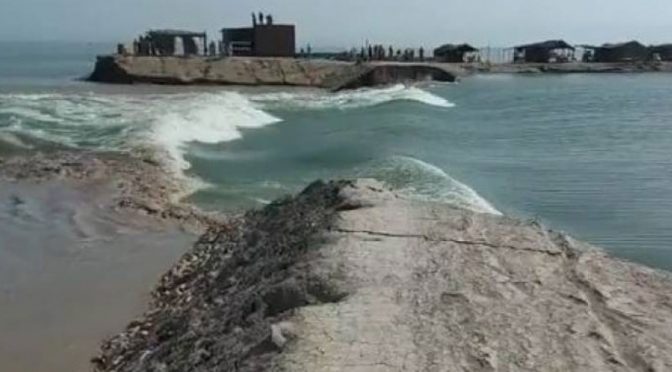 آبادی بچانے کیلئے منچھر جھیل میں کٹ لگا دیا گیا