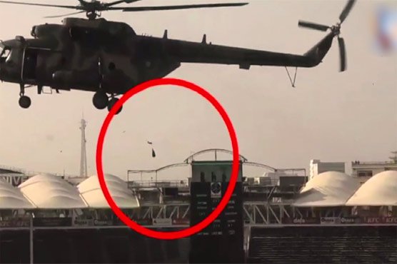 نیشنل سٹیڈیم میں سپائڈر کیم کی کیبل ہیلی کاپٹر میں پھنس گئی