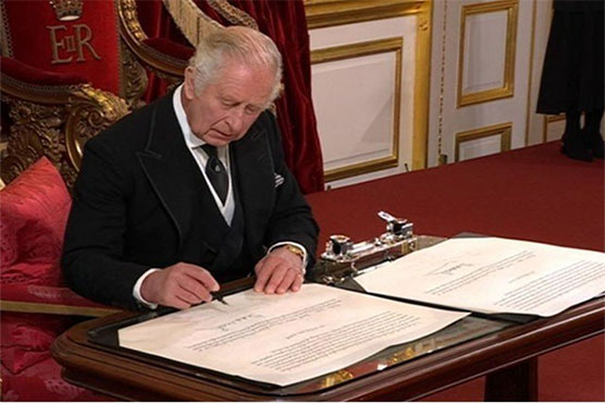 چارلس باقاعدہ طور پر برطانیہ کے بادشاہ نامزد، حلف کے بعد دستاویزات پر دستخط