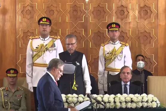 سینیٹراسحاق ڈار نے وفاقی وزیر خزانہ کا حلف اٹھا لیا