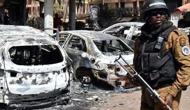 بُرکینا فاسو میں اسکول بس اور تجارتی قافلے پر دھماکا؛ طلبا سمیت 35 ہلاک