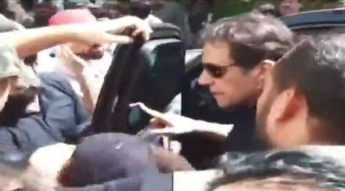 ’جب سکھر ڈوب رہا تھا تو آپ کہاں تھے؟‘، عمران خان سوال ان سنا کرکے روانہ ہوگئے