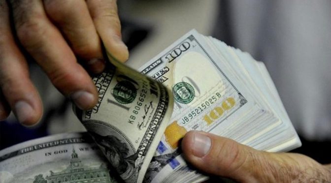 گرتا ڈالر، ابھرتا روپیہ،، ڈالر مزید 1 روپے 4 پیسے سستا ہو گیا۔