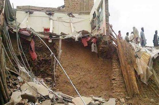 چلاس: بوسیدہ مکان کی چھت گرنے سے ماں اور 8 بچے جاں بحق