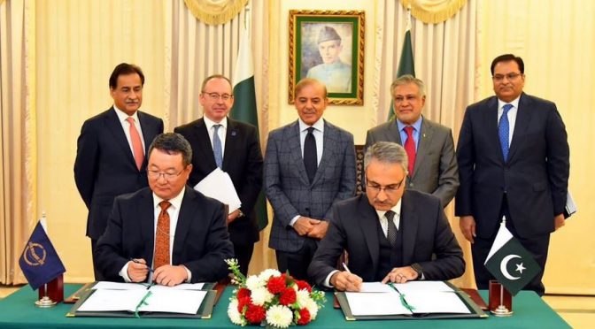 پاکستان اور ایشیائی ترقیاتی بینک کے درمیان ڈیڑھ ارب ڈالر کے قرض پروگرام کا معاہدہ