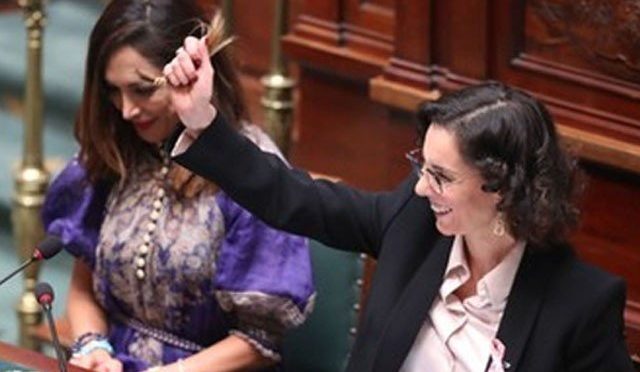 بیلجیئم کی وزیرخارجہ کی مھسا امینی سے اظہار یکجہتی؛ اجلاس کے دوران بال کاٹ لیے